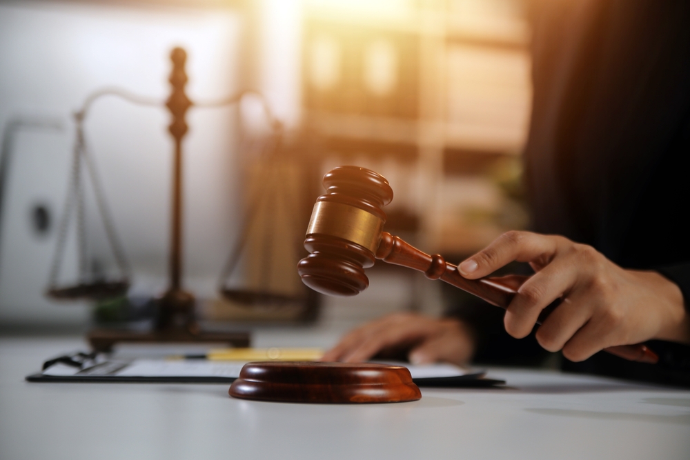 نزاع قضائي بين شركتين تجاريتين: قراءة تحليلية في مسؤولية الإخلال بالعقد
